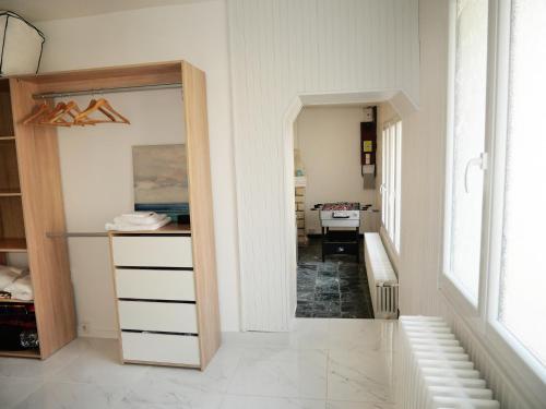 a hallway with a closet with a mirror and a desk at Charmant appartement tout confort proche Joigny in Cézy