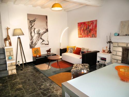 Charmant appartement tout confort proche Joigny في Cézy: غرفة معيشة مع أريكة ومدفأة