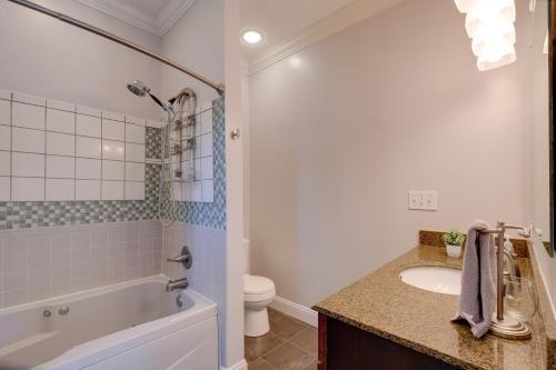 Ένα μπάνιο στο Waterfront Smith Mountain Lake Home with Boat Dock!