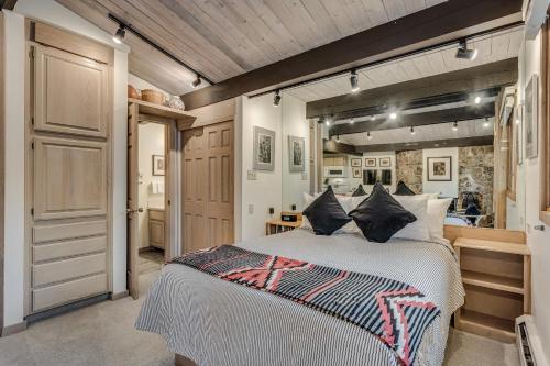 a bedroom with a large bed in a room at Laurelwood Condominiums 411 in Snowmass Village