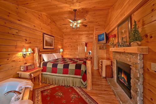 ein Schlafzimmer mit einem Bett und einem Kamin in einer Blockhütte in der Unterkunft Buckhead #259 in Sevierville