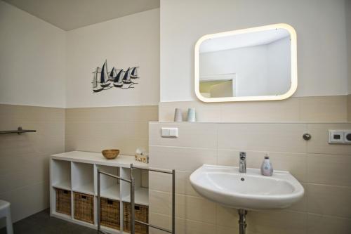 Koupelna v ubytování modernes Ferienhaus mit eigenem Garten und Terrasse - Ferienhaus Bauernrose