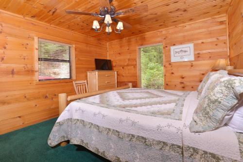 um quarto com uma cama num chalé de madeira em Amazing View #223 em Sevierville
