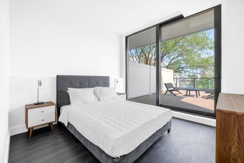 1 dormitorio con cama y ventana grande en The Bogart by LuxUrban, Trademark Collection by Wyndham, en Brooklyn