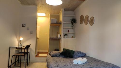 une chambre avec un lit, une table et une chaise dans l'établissement 30 Boulevard Studio Apartment - 01, à Melun