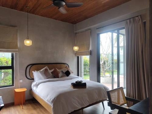 sypialnia z łóżkiem i dużym oknem w obiekcie Ocean Nadi 4 Bedrooms Beachfront Villa PD w mieście Port Dickson