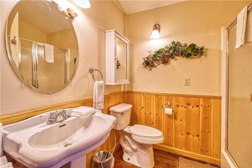 een badkamer met een wastafel, een toilet en een spiegel bij Gatlinburg Eagle View 2 #820 in Gatlinburg