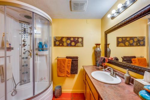 Vannituba majutusasutuses Peaceful Boulder Apartment with Private Patio!