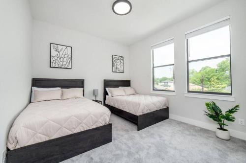 um quarto com 2 camas e 2 janelas em Glam Paradise 5BRs Downtown Dallas em Dallas