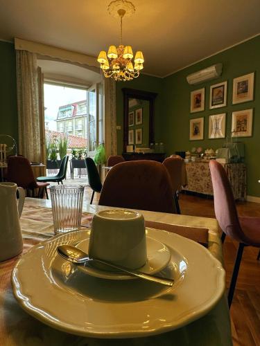 a dining room with a table with a hat on it at A casa di Bruna in Gorizia