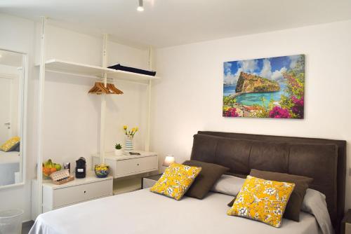 ein Schlafzimmer mit einem Bett und einem Wandgemälde in der Unterkunft Variopinto Home in Ischia