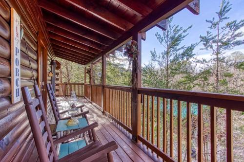 une cabine avec une terrasse avec une table et des chaises dans l'établissement Two-Bedroom House, à Pigeon Forge