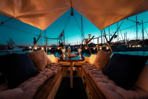 Posedenie v ubytovaní Seaside Chill-out Stay on a Sail Yacht