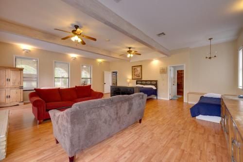 Area soggiorno di 10-Acre San Marcos Vacation Rental about 6 Mi to TSU!