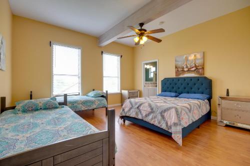una camera da letto con due letti e un ventilatore a soffitto di 10-Acre San Marcos Vacation Rental about 6 Mi to TSU! a San Marcos