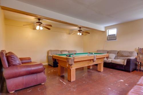 Area soggiorno di 10-Acre San Marcos Vacation Rental about 6 Mi to TSU!