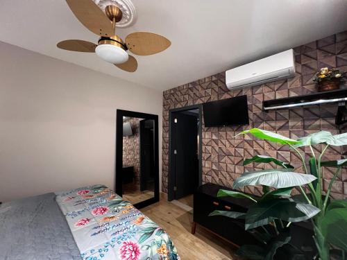 a bedroom with a bed and a ceiling fan at Hotel APART Zuccolotto 2 in Aracruz
