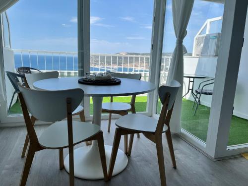 Axenic Retreat - Panoramic Ocean View, Private Terrace, Sleeps 4, Ensuite Bathroom, New Redesign