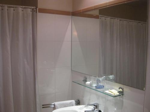 y baño con lavabo y espejo. en Hotel Rural Loizu, en Burguete