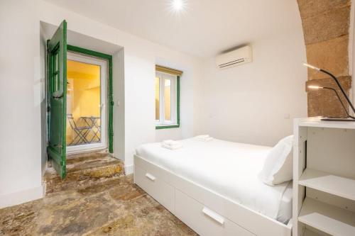 - une chambre blanche avec un lit et une fenêtre dans l'établissement GuestReady - Belem Attraction Bliss, à Lisbonne