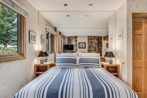 Ένα ή περισσότερα κρεβάτια σε δωμάτιο στο Laurelwood Condominiums 407