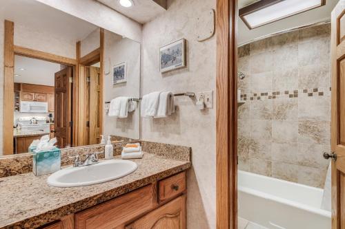 Ένα μπάνιο στο Laurelwood Condominiums 407