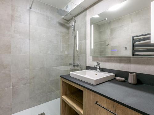 une salle de bain avec un lavabo, une douche et un miroir dans l'établissement Appartement 3 pièces - 4/5 pers - Terrasse plein sud - Parking & Garage - Proche des pistes - La Clusaz - FR-1-437-74, à La Clusaz