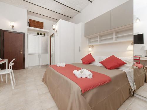 een slaapkamer met 2 bedden en rode kussens bij Coral flat Colosseo in Rome