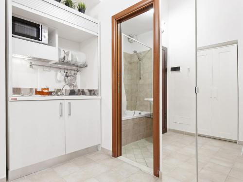 een badkamer met een douche, een wastafel en een toilet bij Coral flat Colosseo in Rome