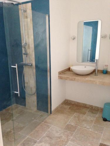 La salle de bains est pourvue d'une douche et d'un lavabo. dans l'établissement gîte de Jo et Chantal, à Belgentier