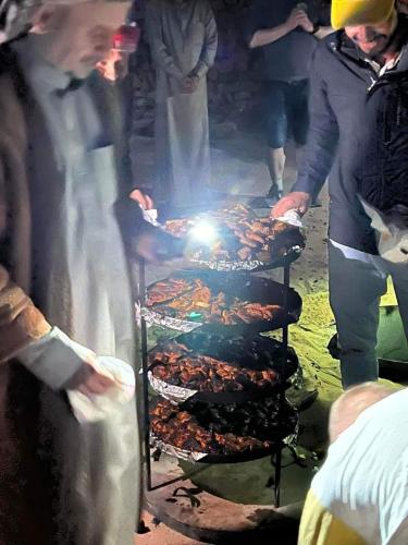 Kemudahan BBQ tersedia untuk tetamu di perkhemahan mewah