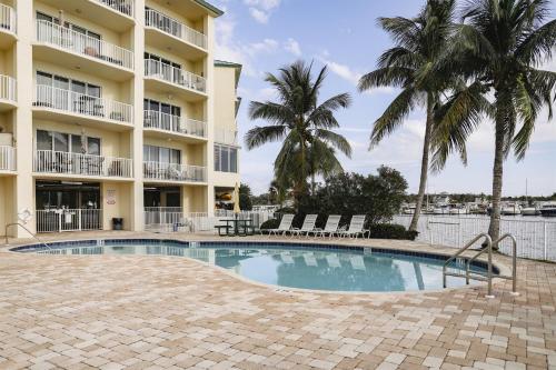 Bazén v ubytování Dolphin Bay in Boca Ciega Resort - 2BR, Pool, Bay View nebo v jeho okolí