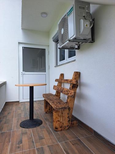 een kamer met een tafel, een stoel en een tv bij Vikendica Avram-Plane 