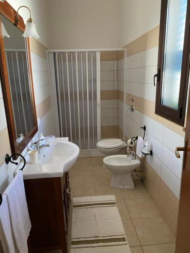un baño con lavabo e inodoro en La casetta in campagna, en Marsala