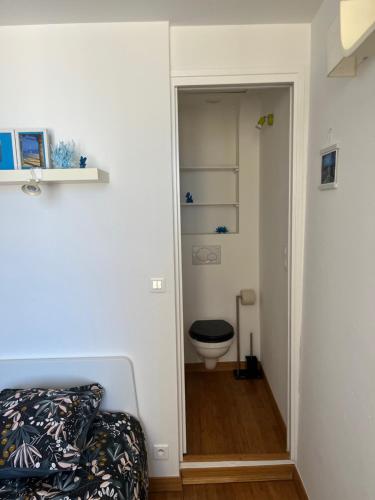 uma casa de banho com WC e uma porta para um quarto em Appartement Hyères - Centre ville 'Parcours des Arts' 1 chambre 2 personnes - Patricia em Hyères