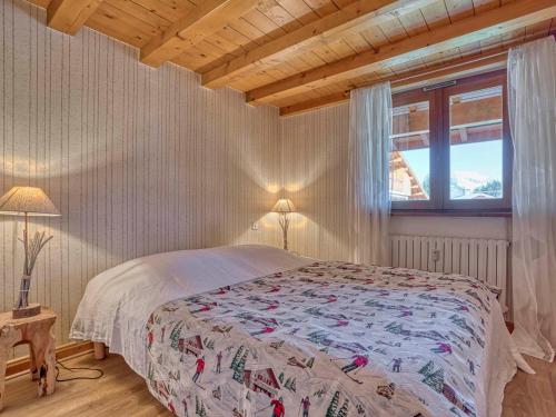 une chambre avec un lit et une fenêtre dans l'établissement Appartement 2 pièces + mezzanine, proche pistes & centre, balcon, garage fermé, Wifi - Megève Jaillet - FR-1-453-221, à Megève