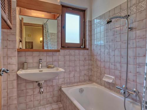 une salle de bain avec un lavabo et une baignoire dans l'établissement Appartement 2 pièces + mezzanine, proche pistes & centre, balcon, garage fermé, Wifi - Megève Jaillet - FR-1-453-221, à Megève