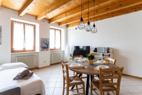 cocina y comedor con mesa y sillas en Garda Lake & Relax - Cottage On The Hill, en Caprino Veronese