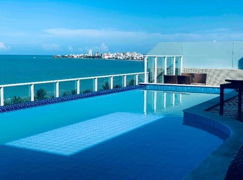 una piscina con vistas al agua en Flat vista mar de Intermares completíssimo 508, en João Pessoa