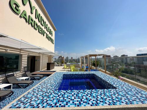 una piscina en la azotea de un edificio en Wyndham Garden Barranquilla, en Barranquilla