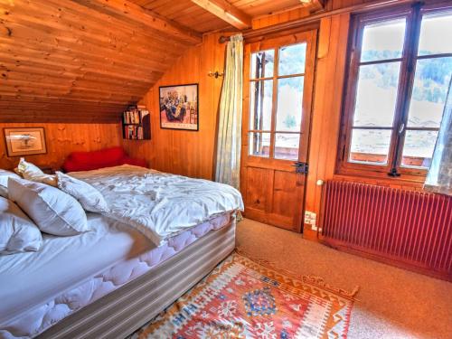 een slaapkamer met een bed in een houten kamer bij Chalet Morzine, 7 pièces, 12 personnes - FR-1-524-14 in Morzine