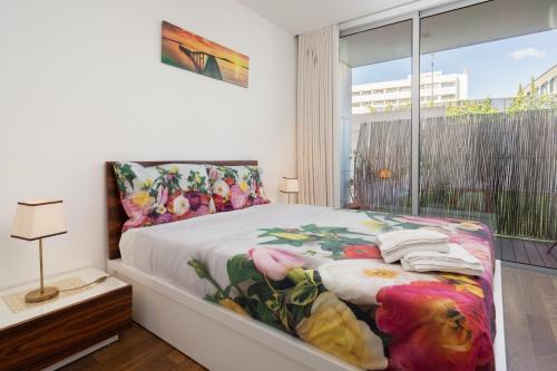 1 dormitorio con cama y ventana en Apartamento Qian Caves de Gaia, en Vila Nova de Gaia
