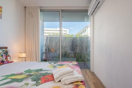 2BR near Porto Wine Cellars Parking Metro Quiet Balcony