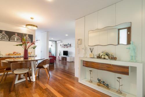 a kitchen and dining room with a table and chairs at Apartamento Qian Caves Gaia 2BR AC Free Parking in Vila Nova de Gaia