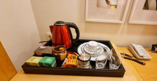Utensilios para hacer té y café en Linda suite em hotel aeroporto de Congonhas