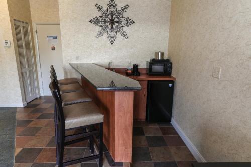 a kitchen with a counter and a bar with a microwave at Liberty Mountain Lodging by Vail Resorts in Fairfield