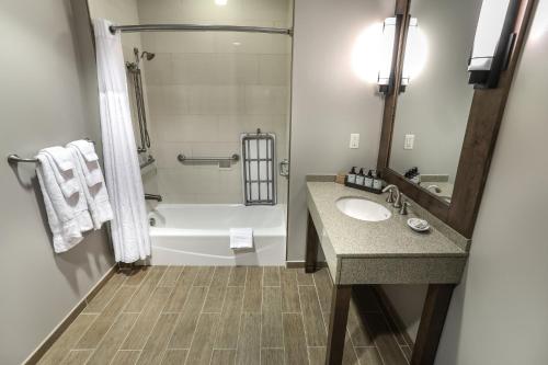 y baño con lavabo, bañera y ducha. en Liberty Mountain Resort, en Fairfield