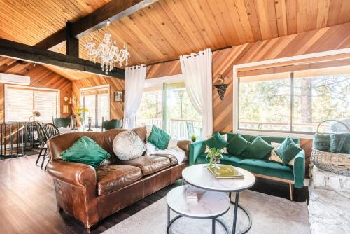 Posezení v ubytování Old Hollywood Lodge-Pets, HotTub-Sauna, Speakeasy!