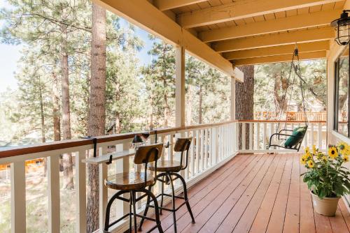 Balkón nebo terasa v ubytování Old Hollywood Lodge-Pets, HotTub-Sauna, Speakeasy!
