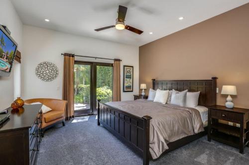 um quarto com uma cama e uma ventoinha de tecto em Poolside Terrace Permit# 1786 em Palm Springs